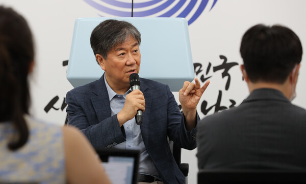 김대기 대통령 비서실장이 24일 용산 대통령실 오픈라운지에서 취재진의 질문에 답변하고 있다. (사진=뉴스1)