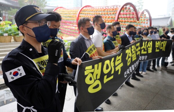 전국경찰직장협의회 연합준비위원회(직협연합) 소속 경찰관들이 지난 7월 13일 서울 종로구 조계사 일주문 앞에서 '행안부 경찰국' 신설 반대 기자회견을 하고 있다. (사진=뉴스1)