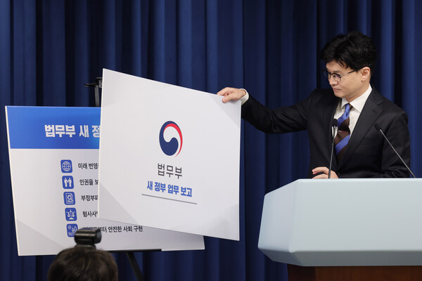 한동훈 법무부 장관이 26일 용산 대통령실에서 대통령에게 업무보고가 끝난 뒤 기자실에 들러 업무보고내용을 설명하고 있다. (사진=뉴스1)