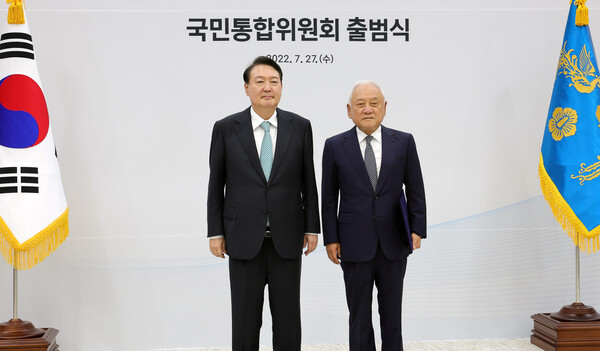 윤석열 대통령이 27일 오후 용산 대통령실 청사에서 열린 국민통합위원회 출범식에서 김한길 위원장에게 임명장을 수여한 뒤 기념 촬영하고 있다. (사진=뉴스1)