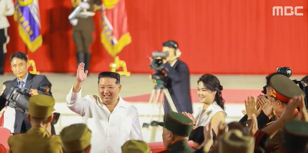 지난 27일 북한 전승절(정전협정체결) 69주년 기념행사에 참석한 김정은 국무위원장과 부인 리설주. (사진=MBC뉴스 캐처)