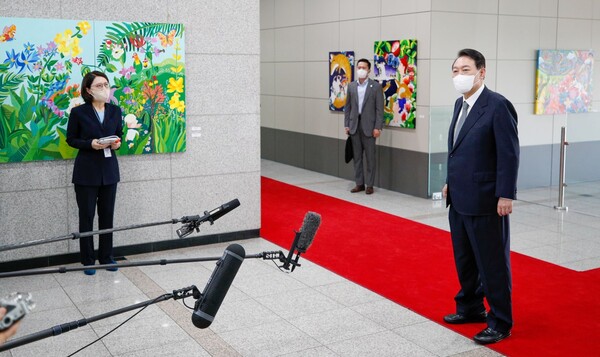 윤석열 대통령이 25일 오전 용산 대통령실 출근길에 기자들과 약식 문답 회견을 하고 있다.( 사진=뉴스1)