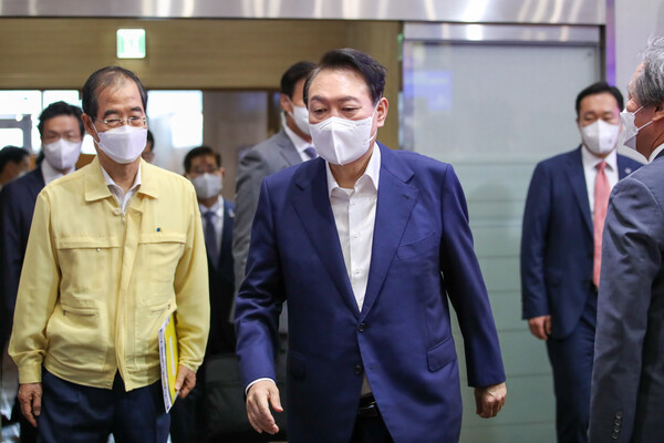 윤석열 대통령이 29일 오전 서울 정부서울청사에서 열린 코로나19 중앙재난안전대책본부 회의에 입장하고 있다. (사진=뉴스1)