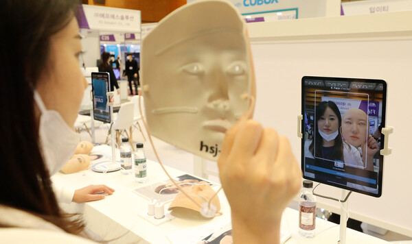  지난 4월 13일 서울 강남구 코엑스 D홀에서 열린 제5회 국제인공지능대전 (AI EXPO KOREA 2022)에서 AI 업체 직원이 얼굴인식 알고리즘으로 구현된 얼굴을 시연하고 있다. (사진=뉴스1)