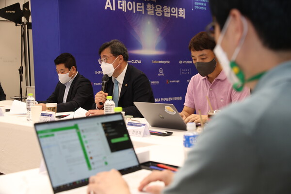  지난달 12일 서울 강남구 인피닉 AI연구소에서 열린 '제3회 인공지능(AI) 데이터 활용협의회. 박윤규 과학기술정보통신부 제2차관이 인사말을 하고 있다. (사진=뉴스1 / 과학기술정보통신부 제공)