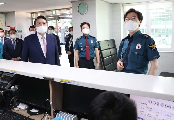 윤석열 대통령이 7월 29일 오전 서울 서대문구 신촌지구대를 방문, 치안현황을 보고받고 있다. (사진=뉴스1)