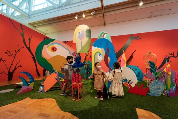 파랑새 설치+영상 2022. 우양미술관 전시 / 사진제공 = 정진경 작가