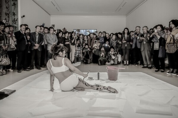 Washing my sin 퍼포먼스 문자문명전 2019년 / 사진제공 = 정진경 작가