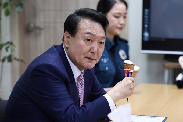 윤석열 대통령이 7월 29일 오전 서울 서대문구 신촌지구대를 방문, 아이스크림을 들고 현장 경찰관들과 대화하고 있다. (사진=뉴스1) 