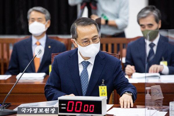 김규현 국가정보원장이 2일 국회에서 열린 정보위원회 전체회의에 출석해 업무보고를 준비하고 있다. (사진=뉴스1)