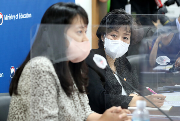 박순애 사회부총리 겸 교육부 장관이 2일 오후 정부서울청사에서 열린 입학연령 하향 관련 학부모 단체 간담회에서 정지현 '사교육없는 세상' 공동대표의 의견을 듣고 있다.  