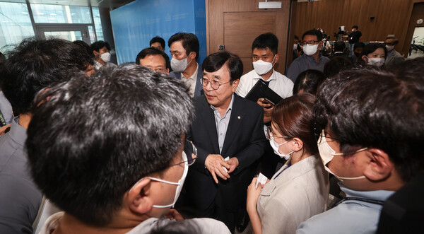 국민의힘 전국위원회 의장인 서병수 의원이 3일 서울 국회 소통관에서 비상대책위원회 구성 등과 관련한 기자들의 질문에 답변하고 있다. (사진=뉴스1)