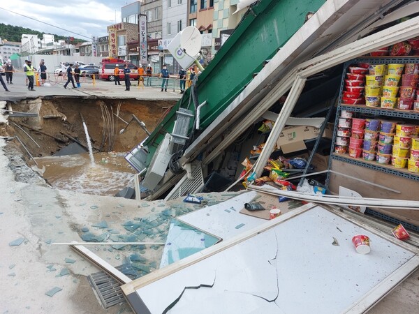 3일 오전 6시43분쯤 강원 양양군 강현면 주청리 낙산해수욕장 인근 생활형 숙박시설 신축공사 현장 근처에서 발생한 대형 싱크홀로 편의점 건물이 반파되고 진열 상품이 널브러져 있다. (사진=뉴스1/양양소방서 제공)