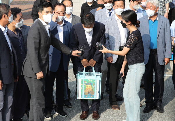 안희정 전 충남지사가 4일 경기 여주교도소를 나와 취재진앞에서 고개숙여 인사하고 있다. (사진=뉴스1) 