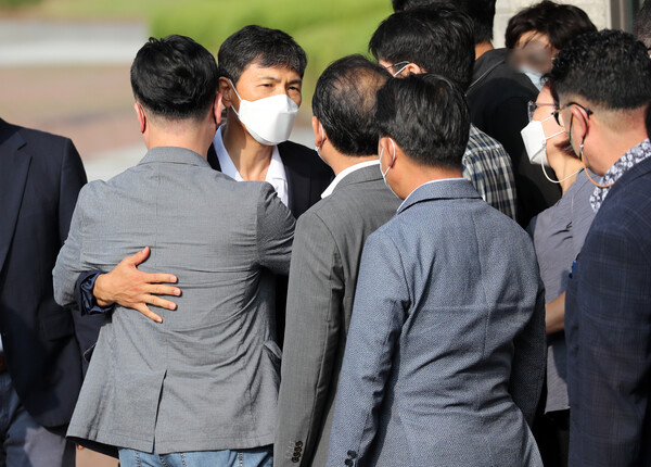 안희정 전 충남지사가 4일 오전 경기 여주교도소를 나와 출소를 맞이하러 나온 지지자들과 포옹하고 있다. (사진=뉴스1)