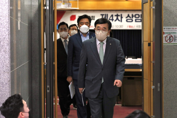 서병수 국민의힘 전국위원회 의장이 5일 서울 여의도 국회 의원회관에서 열린 상임전국위원회를 마친 뒤 회의장을 나오고 있다. (사진=뉴스1)