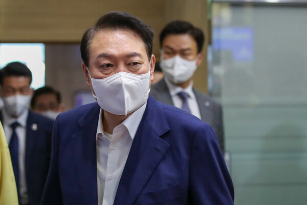 윤석열 대통령이 지난 7월 29일 오전 정부서울청사에서 열린 코로나19 중앙재난안전대책본부 회의에 입장하고 있다. (사진=뉴스1)