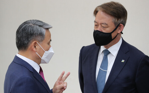 신인호 대통령실 국가안보실 제2차장(오른쪽)이 이종섭 국방부 장관과 지난 6월 8일 서울 여의도 국회에서 열린 ‘국가안보 점검 제2차 당‧정‧대 협의회’에서 대화를 나누고 있다. (사진=뉴스1)