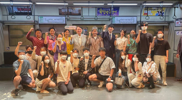 윤석열 대통령이 여름 휴가 중인 8월 3일 저녁 김건희 여사와 함께 서울 종로구 대학로의 한 극장에서 연극 ‘2호선 세입자’를 관람한 뒤 배우들과 기념사진을 찍고 있다. (사진=뉴스1 / 대통령실 제공)