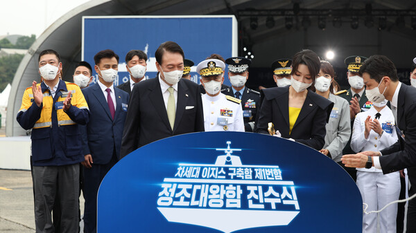 윤석열 대통령과 김건희 여사가 지난 7월 28일 울산 현대중공업에서 열린 정조대왕함 진수식에서 진수 도끼로 진수선을 자르고 있다. (사진=뉴스1)