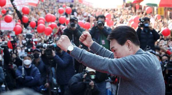 윤석열 국민의힘 대선후보가 제20대 대통령 선거를 하루 앞둔 지난 3월 8일 오후 전통지지층 지역인 대구를 방문, 서문시장에서 지지를 호소하고 있다. (사진=뉴스1)