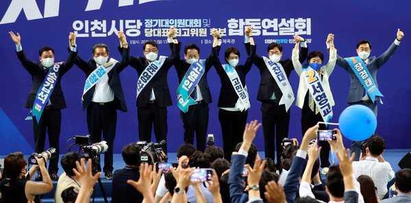 더불어민주당 최고위원 후보자들이 7일 인천 남동체육관에서 열린 민주당 당대표 및 최고위원 후보자 인천 합동연설회에서 손을 맞잡고 인사하고 있다. 왼쪽부터 송갑석, 정청래, 윤영찬, 고영인, 고민정, 박찬대, 서영교, 장경태 후보. (사진=뉴스1)