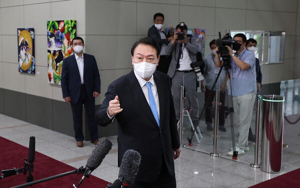 여름 휴가를 마치고 업무에 복귀한 윤석열 대통령이 8일 오전 용산 대통령실 청사에서 기자들과 출근길 문답 회견을 하고 있다. (사진=뉴스1) 