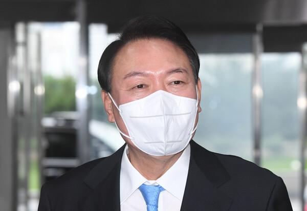 윤석열 대통령이 8일 여름 휴가를 마치고 업무에 복귀하면서 대통령실 청사로 출근하고 있다.(사진=뉴스1) 