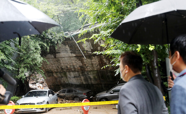 9일 오전 서울 동작구 사당동 극동아파트의 축대가 전날 집중호우로 무너져 있다.(사진=뉴스1)