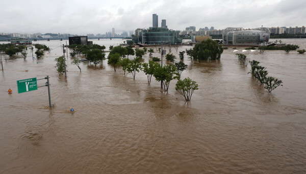 기록적인 폭우가 내린 9일 오전 서울 반포한강공원이 물에 잠겨있다. (사진=뉴스1)