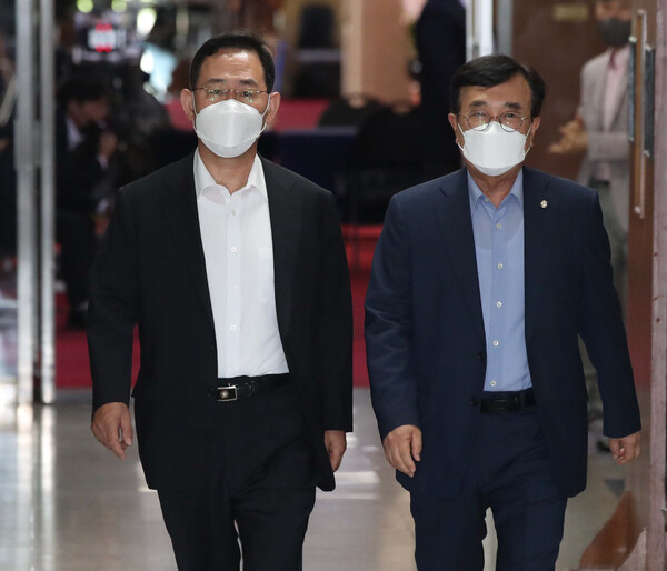 주호영(왼쪽) 서병수 의원이 지난달 11일 서울 여의도 국회에서 열린 중진의원모임에 참석하고 있다. (사진=뉴스1)