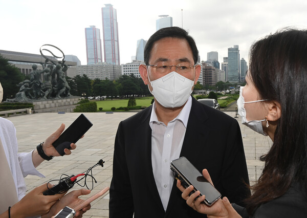 주호영 국민의힘 비상대책위원장이 10일 오전 서울 국회로 출근하는 길에 기자들과 만나 답변하고 있다.(사진=뉴스1)