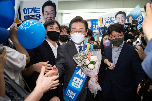 지난 8월 6일 민주당 당대표 및 최고위원 후보자 대구·경북지역 합동연설회에 참석한 이재명 당대표 후보가 지지자들과 인사하고 있다. (사진=뉴스1)