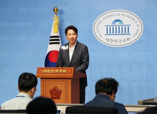 이준석 국민의힘 대표가 13일 서울 여의도 국회 소통관에서 기자회견을 열고 있다. 이 대표는 당 중앙윤리위원회로부터 당원권 정지 6개월 중징계를 받은 이후 36일만인 이날 처음으로 공식 석상에 모습을 드러냈다.