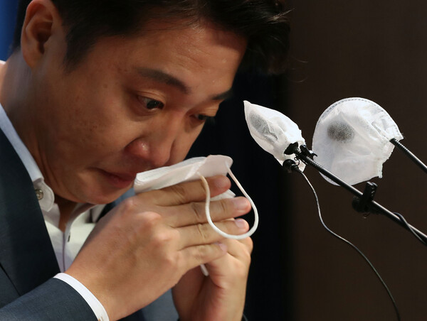 이준석 국민의힘 대표가 지난 13일 서울 여의도 국회 소통관에서 기자회견 도중에 눈물을 흘리고 있다. (사진=뉴스1)