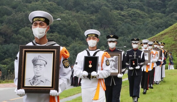 광복절을 하루 앞둔 14일 오후 대전 유성구 국립대전현충원 독립유공자 제7묘역에서 한국광복군 선열 17위의 영현 안장식이 진행 되고 있다. (사진=뉴스1)