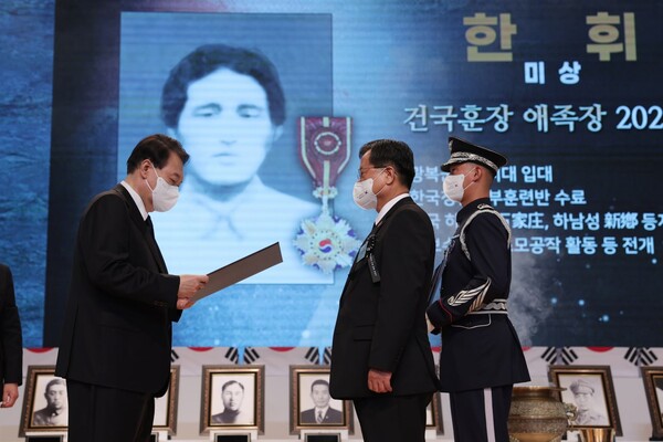 윤석열 대통령이 14일 서울 동작구 국립서울현충원 현충관에서 열린 한국광복군 선열 합동 봉송식에서 고(故) 한휘 지사에게 건국훈장 애족장을 수여하고 있다. 한휘 지사는 후손이 없어 이형진 한국광복군기념사업회장이 대신 수상했다. (사진=뉴스1)