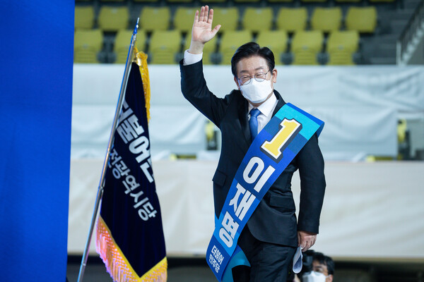 14일 민주당 당대표 및 최고위원 후보자 순회경선 대전·세종 합동연설회에서 이재명 당 대표 후보가 정견 발표를 위해 단상에 오르고 있다. (사진=뉴스1)