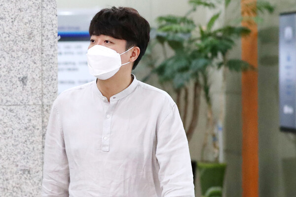 이준석 국민의힘 대표가 15일 오전 서울 양천구 CBS에서 라디오 인터뷰를 마친 뒤 로비를 나서고 있다. (사진=뉴스1)