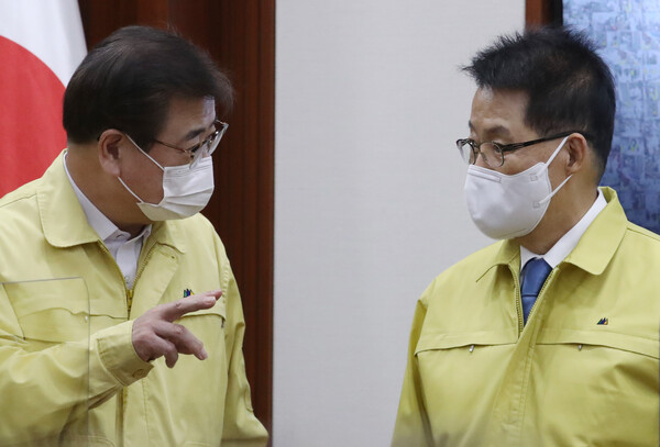 문재인 정부 시절인 올해 2월 3일 서훈 청와대 국가안보실장(왼쪽)과 박지원 국가정보원장이 서울 정부서울청사에서 열린 중앙통합방위회의에 참석해 대화를 나누고 있다. (사진=뉴스1)