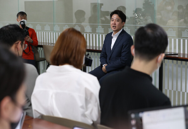 이준석 국민의힘 대표가 지난 13일 서울 여의도 국회 소통관에서 기자들의 질문에 답변하고 있다. (사진=뉴스1)