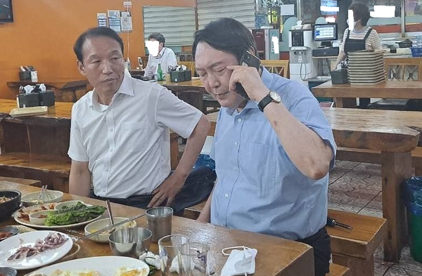 윤석열 대통령 검찰 재직시절 윤 대통령과 주기환 비대위원. (사진=독자제보)