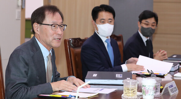 김진태 검찰총장후보추천위원회 위원장은 16일 오후 경기 과천시 법무부 청사에서 열린 추천위 회의에 앞서 위원들과 담소를 나누고 있다. 바로 오른쪽은 신자용 검찰국장. (사진=뉴스1)