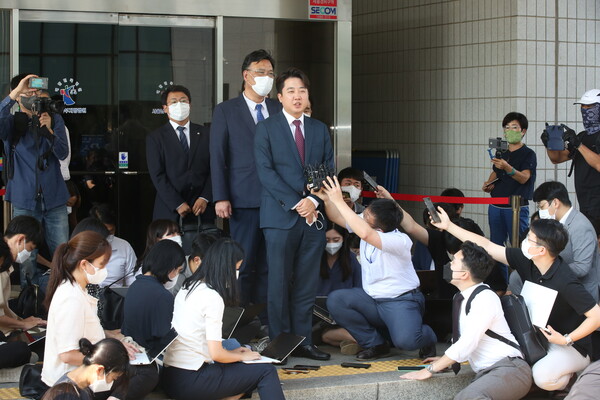 이준석 전 국민의힘 대표가 17일 서울 남부지방법원에서 당 비상대책위원회 효력 정지 가처분 신청 사건 재판에서 심문을 마친 뒤 취재진 질문에 답변하고 있다. (사진=뉴스1)