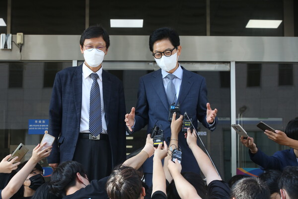 국민의힘 측 대리인인 홍성칠(왼쪽) 황정근 변호사가 17일 서울 남부지방법원에서 이준석 전 대표가 낸 비대위 효력정지 가처분 신청 사건 심문을 마친 뒤 기자들의 질문에 답변하고 있다. (사진=뉴스1)