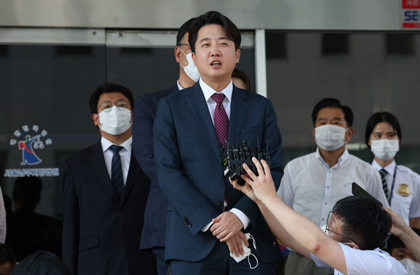 이준석 전 국민의힘 대표가 17일 서울 남부지방법원에서 당 비상대책위원회 효력 정지 가처분 신청 사건 재판에서 심문절차를 마친 뒤 기자들의 질문에 답변하고 있다. (사진=뉴스1)
