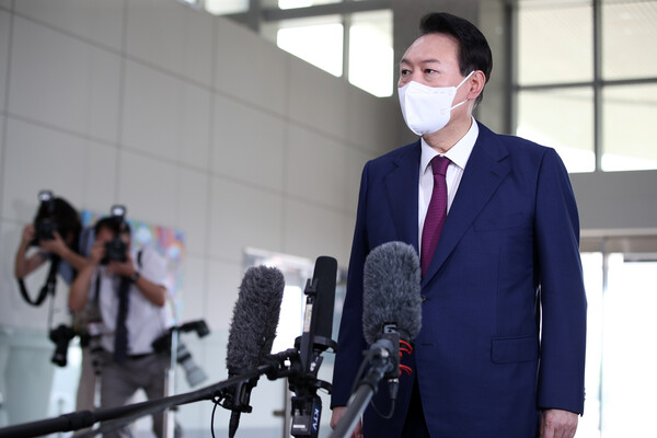 윤석열 대통령이 18일 오전 용산 대통령실 출근길에 기자들과 약식 문답 회견을 하고 있다. (사진=뉴스1)