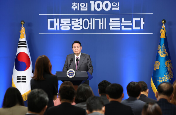 윤석열 대통령이 17일 용산 대통령실 청사 브리핑룸에서 취임 100일 기자회견을 하고 있다.(사진=뉴스1)