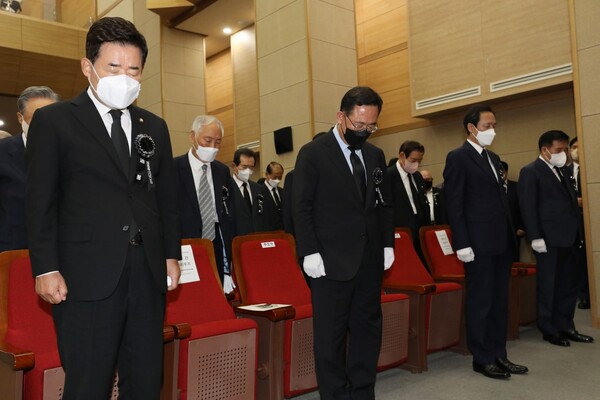 김진표 국회의장과 여야 지도부가 18일 오전 서울 국립서울현충원 현충관에서 열린 김대중 전 대통령 서거 13주기 추도식에 참석해 묵념하고 있다. 왼쪽부터 김 의장, 주호영 국민의힘 비상대책위원장, 우상호 더불어민주당 비상대책위원장, 이진복 정무수석. (사진=뉴스1)