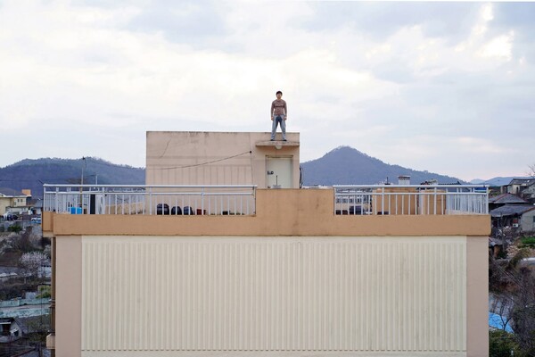 옥상소변 80×120cm inkjet print 2012 / 사진 제공 = 조현택 작가